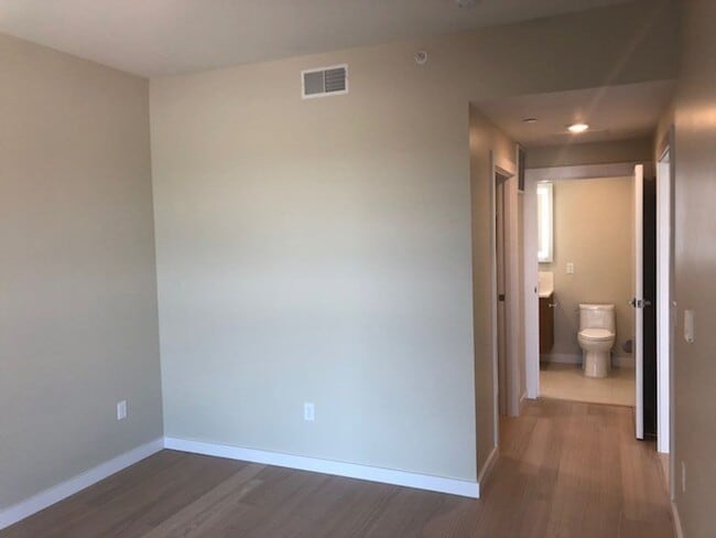 Building Photo - Beautiful Talbach House Condo!