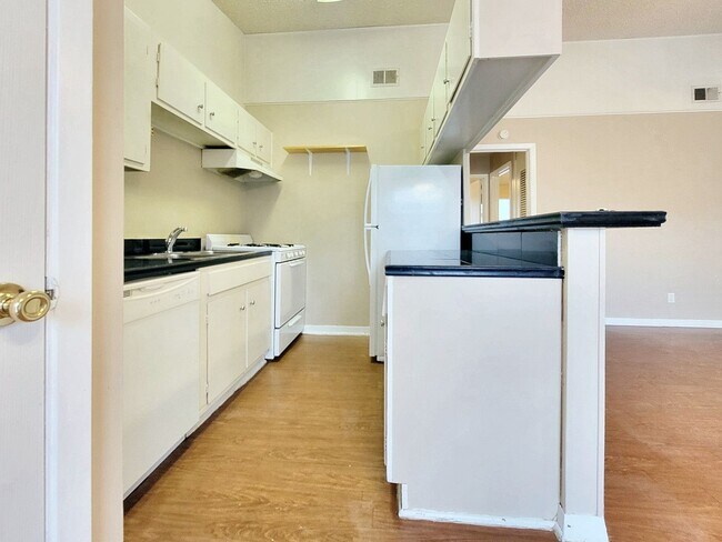 Building Photo - 618 W 51st St