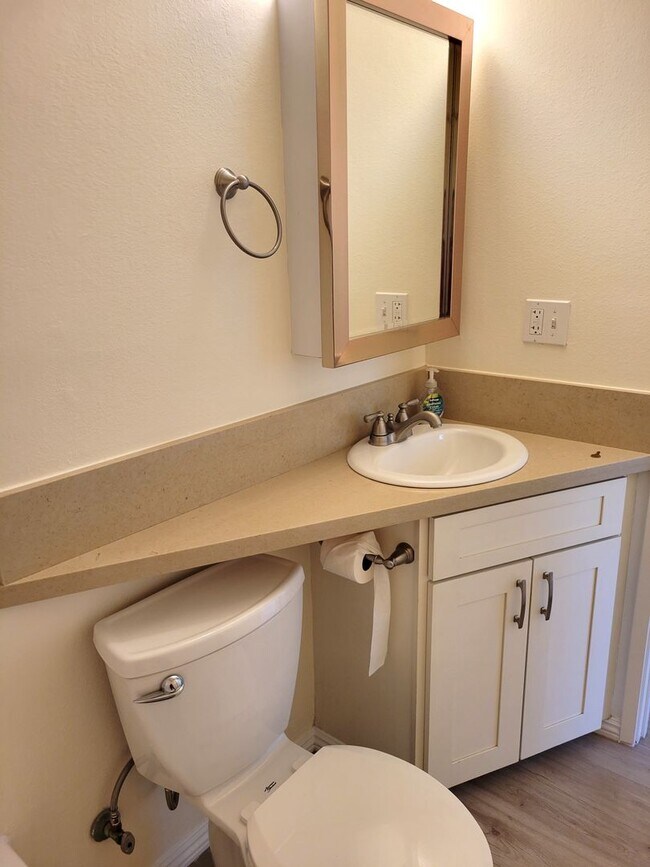 Building Photo - Kulanui Hale - 1 bedroom, 1 bath Unit w/ 1 dedicated parking