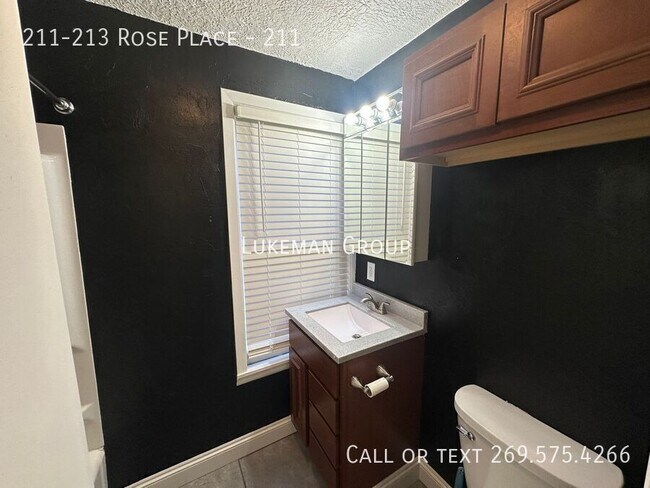 Building Photo - 211-213 Rose Place-211