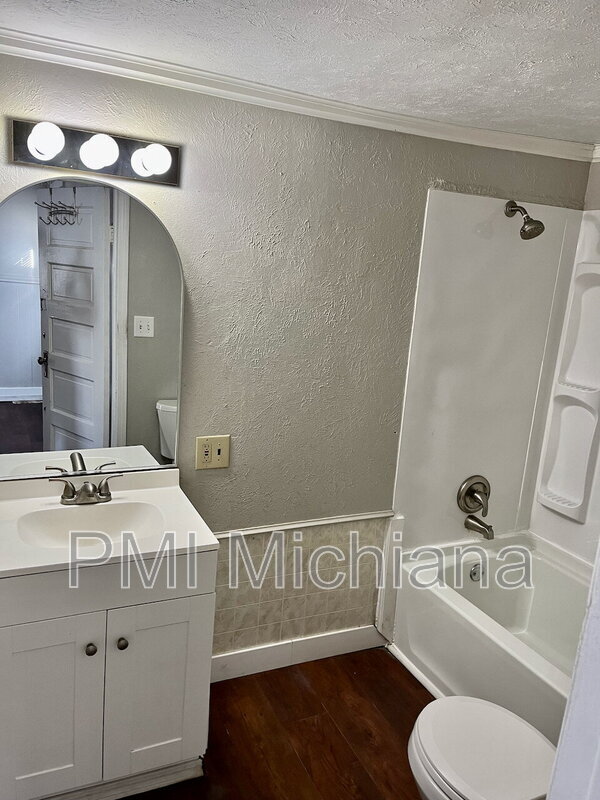 Building Photo - 212 W 9th St