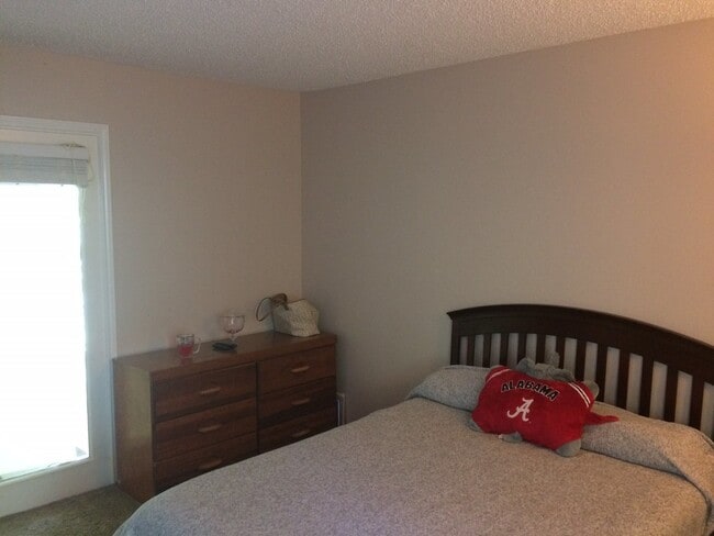 Building Photo - For Rent