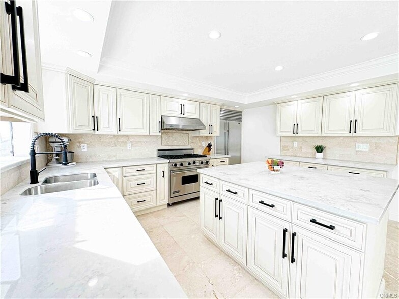 Remodelled large kitchen - 5851 Friends Ave