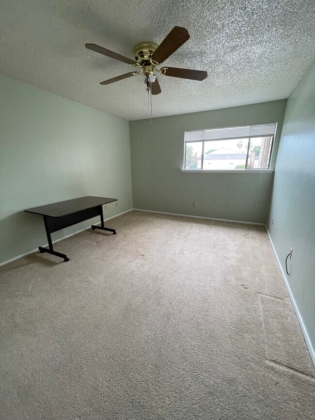 bedroom - 7024 N Holiday Dr