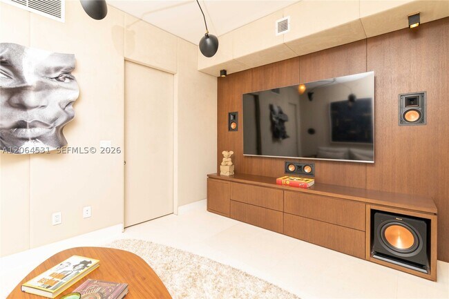 Building Photo - 10201 Collins 1002