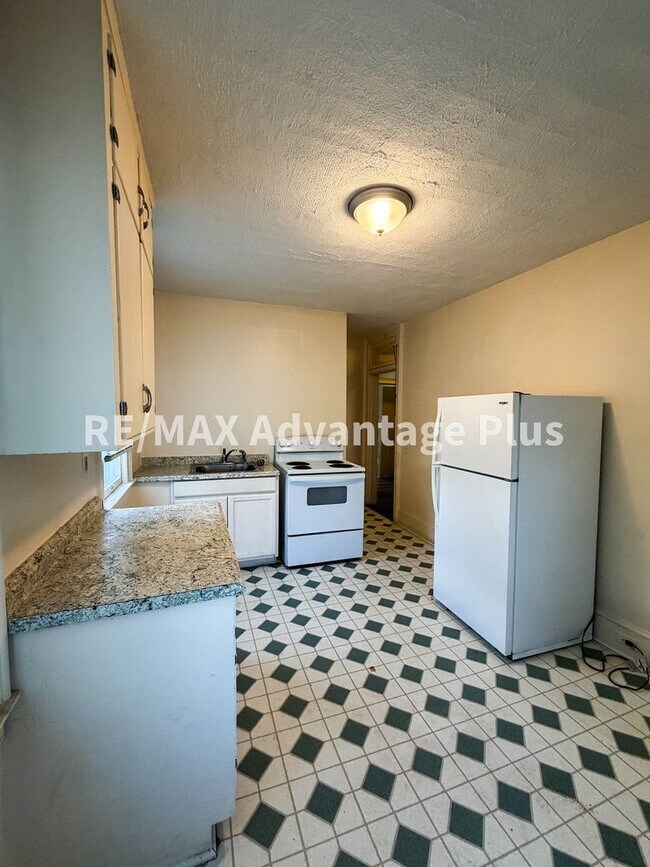 Building Photo - 106 Grove St