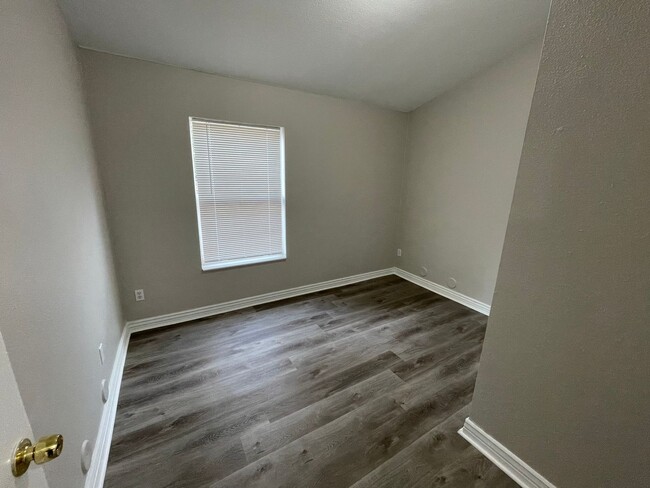 Building Photo - 50% Discount on Security Deposit! 4 Bedroo...