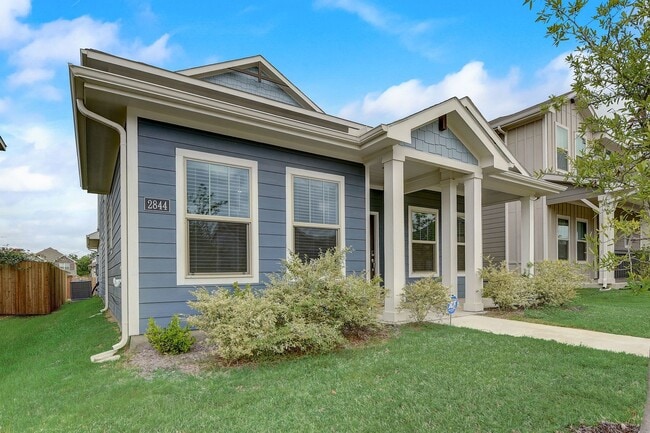 Building Photo - AVAILABLE NOW - Like-New 4-Bedroom Home with Loft & First-Floor Primary | Near Downtown Fort Worth