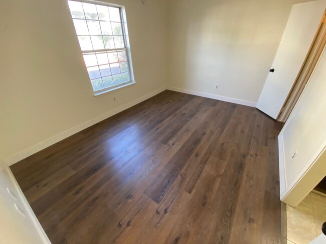 Building Photo - MOVE IN SPECIAL WITH THIS BEAUTIFUL 2 BEDROOM 2 BATHROOM CONDO IN GATED COMMUNITY