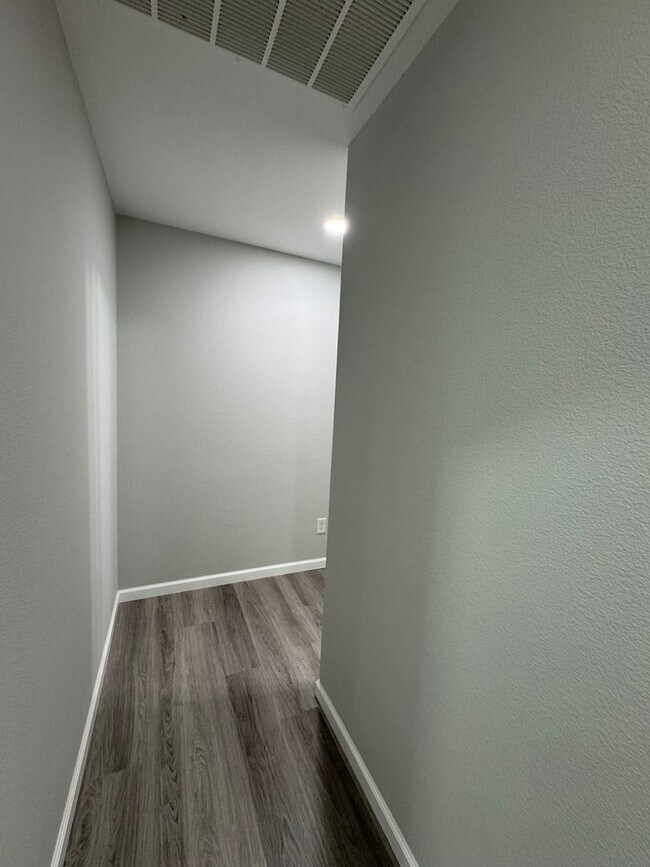 Building Photo - Beautiful Spacious 4 Bedroom Home