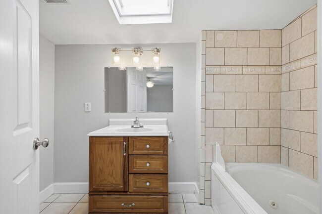 Building Photo - Sylvan Park Charm
