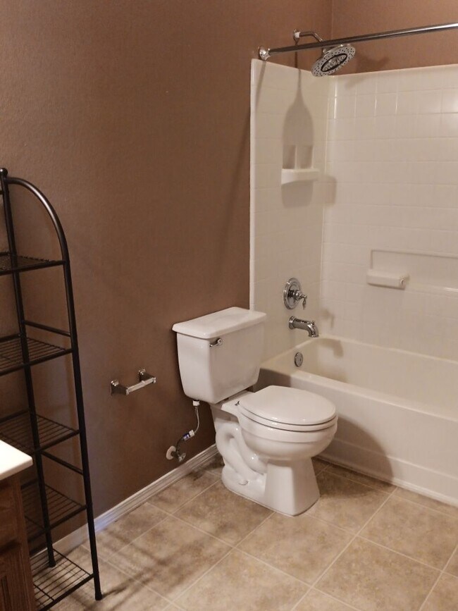 Building Photo - Charming 3-bedroom, 2-bathroom house! Showings Available Now!