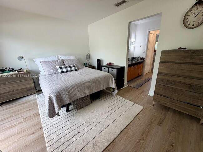 Building Photo - 3225 Bird Ave