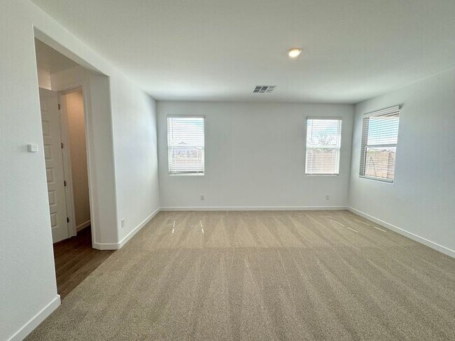 Building Photo - New 5-Bedroom Home in Phoenix with Upgrade...