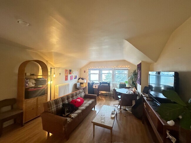 Building Photo - 338 N Garden St