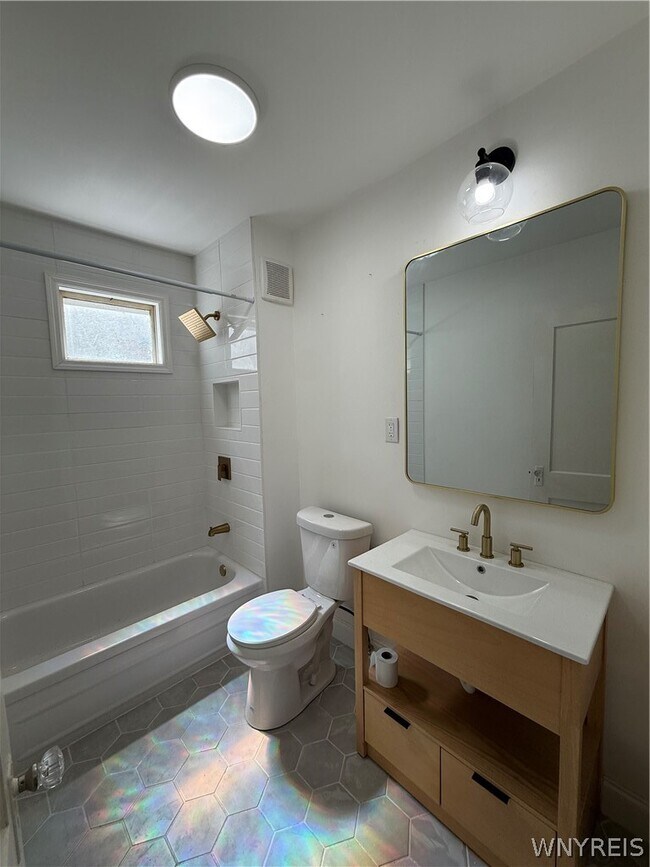 Building Photo - 301 Crestwood Ave