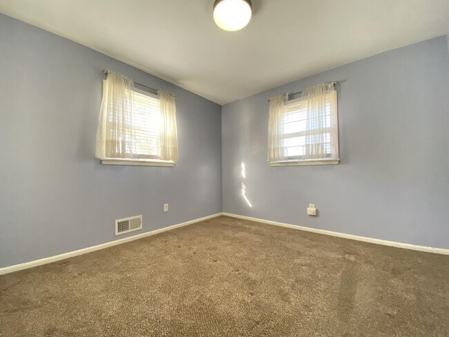 Building Photo - 2512 18th Ave NW