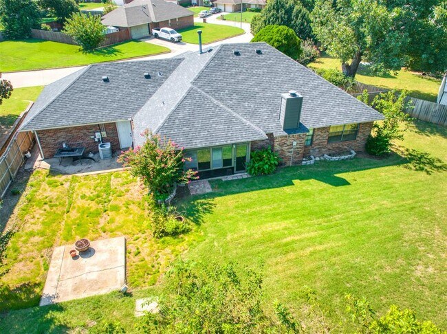 Building Photo - 1828 Honeysuckle Ln