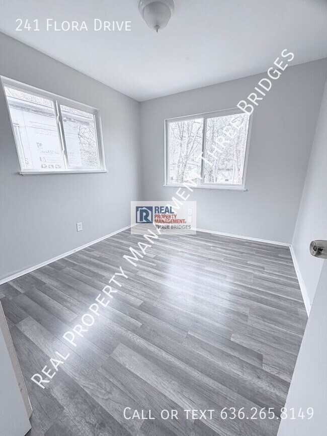 Building Photo - 241 Flora Dr