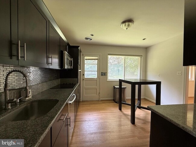 Building Photo - 9209 E Parkhill Dr