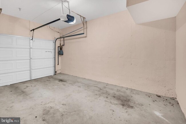 Building Photo - 8055 Gatehouse Rd