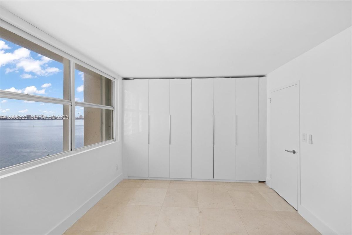 Building Photo - 1420 Brickell Bay Dr