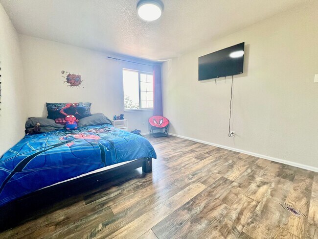 Building Photo - Beautifully Updated Home In Desirable Hend...