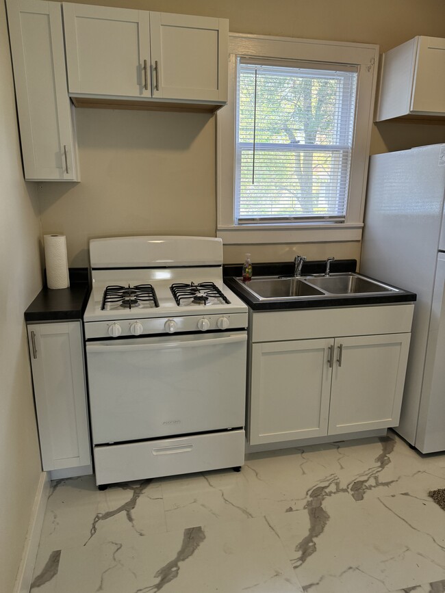 Building Photo - 405 Ravenna Rd