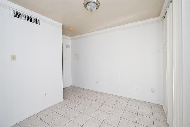 Building Photo - 3900 Woodchase Dr