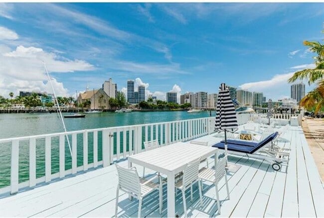 Building Photo - 6865 Bay Dr