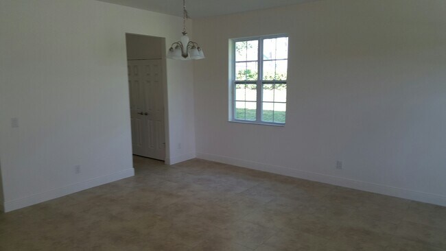Building Photo - 1065 Vinsetta Cir