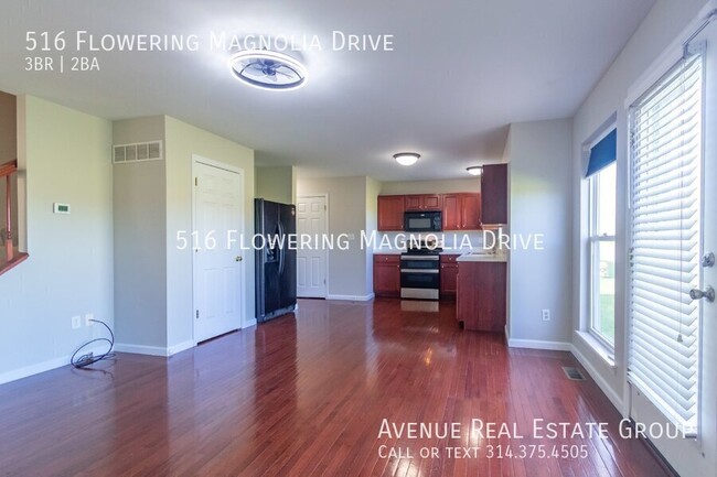 Building Photo - Bright End-Unit Townhome in Magnolia Village!