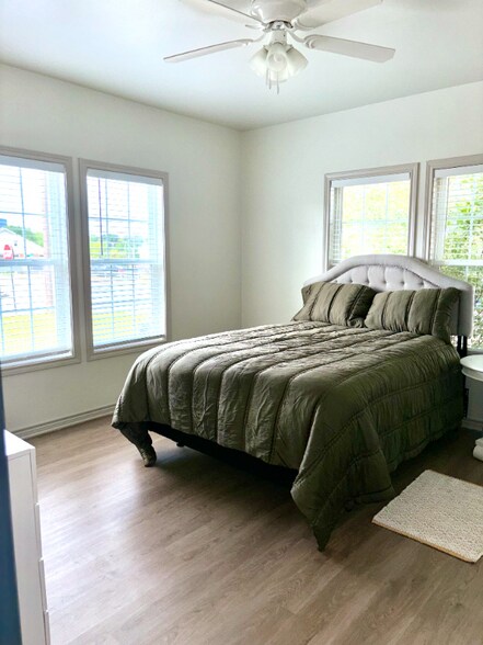 Building Photo - 324 S Saunders Ave