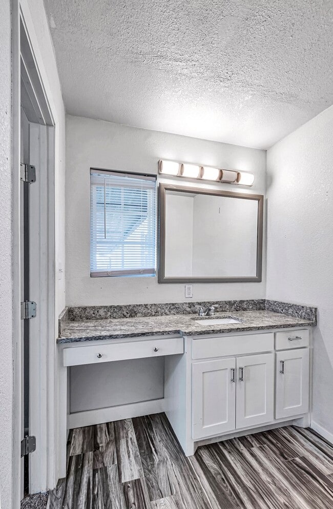 Building Photo - 1300 Bonham Ave