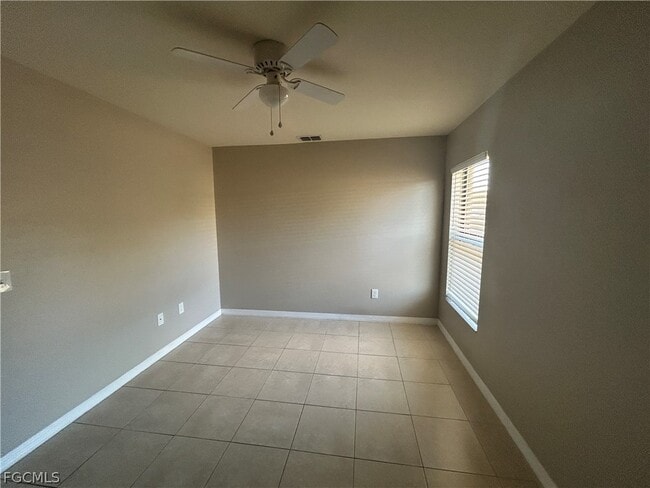 Building Photo - 527 SE 6th Pl