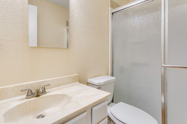 Building Photo - Excellent 3 Bedroom 2 Bath with many featu...