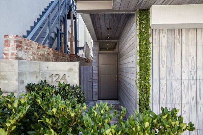 Building Photo - 124 15th Pl