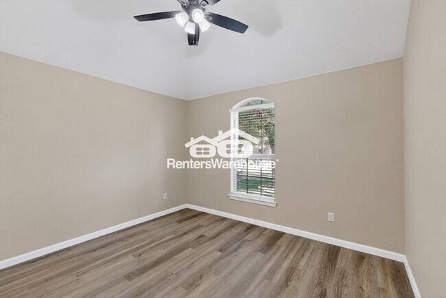 Building Photo - Great Location and Fully Refreshed Move In...