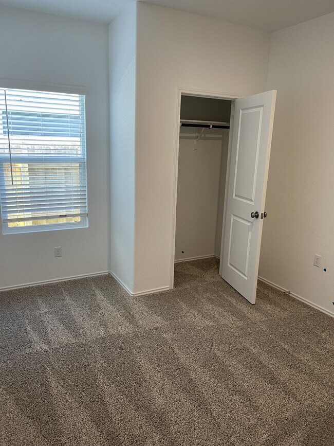 Building Photo - 10646 Vinateros Dr