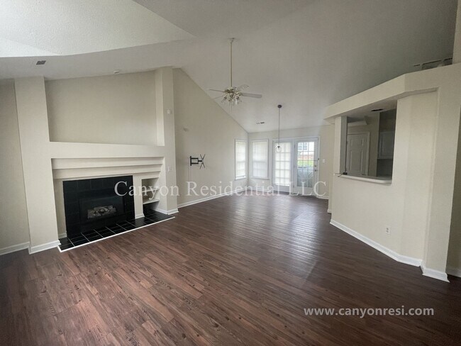 Building Photo - Beautiful 3b Room!Move in ready!