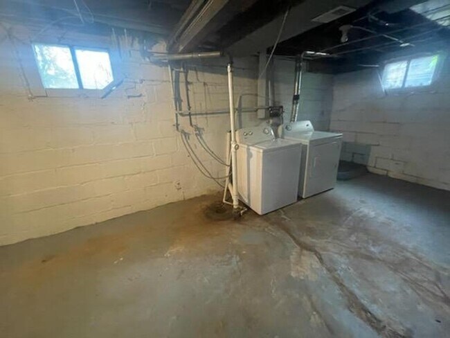 Building Photo - Spacious 3 bed/1.5 Bedroom House Close to ...