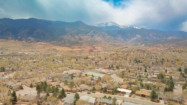 Building Photo - 608 Crown Ridge Dr