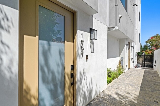 Building Photo - Stunning brand-new 3 Bedroom 4 Bathroom townhouse with private garage and rooftop balcony!