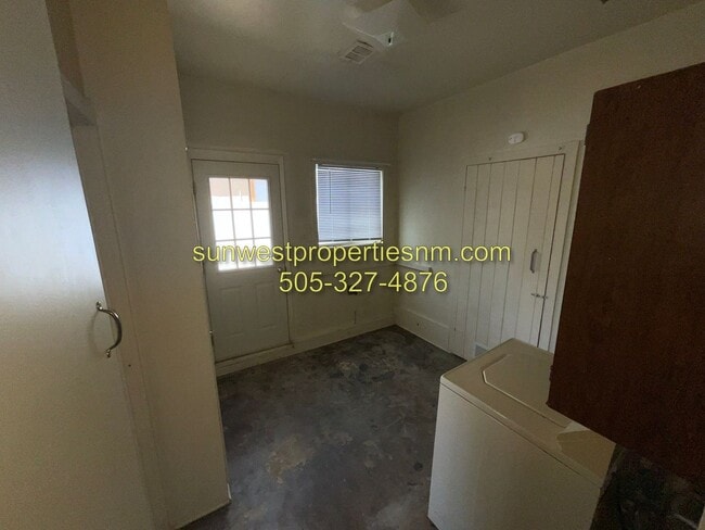Building Photo - 2 Bedroom, 1 Bath Home Fully Landscaped