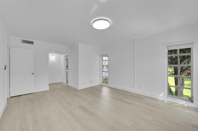 Building Photo - 2801 N Palm Aire Dr