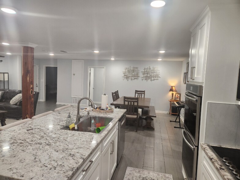 Building Photo - 1529 E Don St