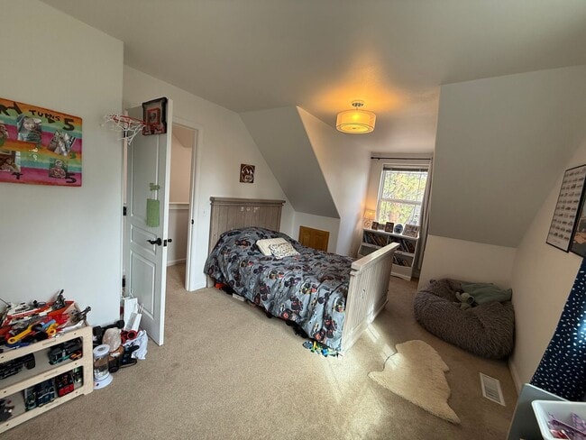Building Photo - Beautiful 3 Bed/2.5 Bath Home in West Bend - Albany Ave