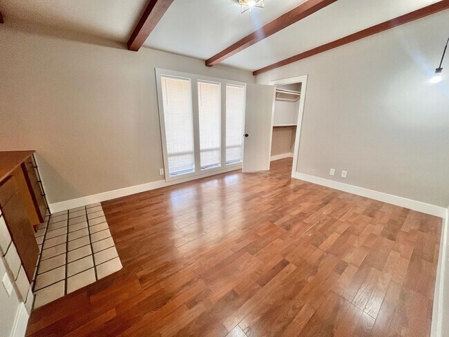 Building Photo - Newly Remodeled & Full of Character!
