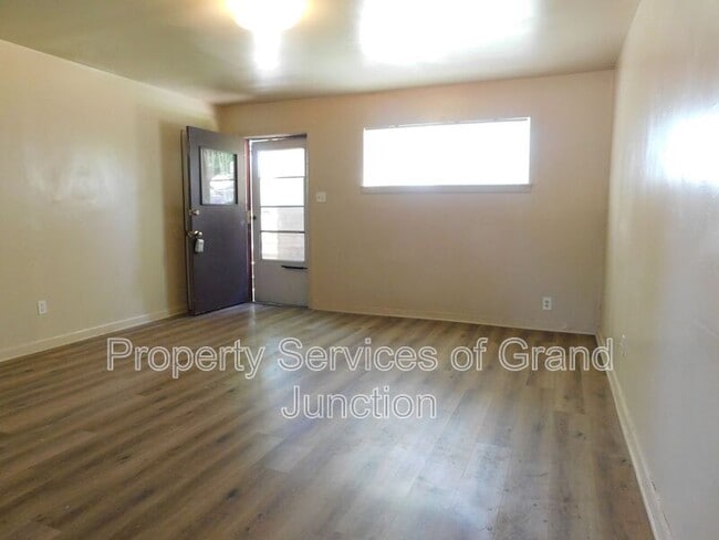 Building Photo - 1368 Elm Ave