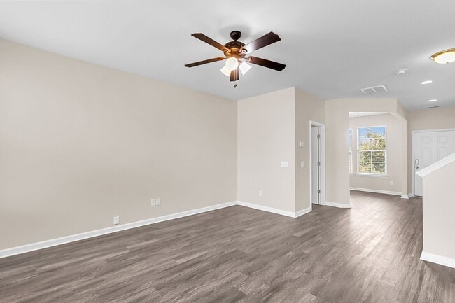 Building Photo - Convenient Location with Modern Amenities